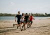 함께 달리며 소통하는 ‘러닝 크루’, 건강과 일상의 변화를 이끈다 men and women running on sea shore