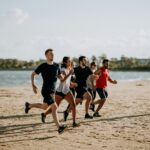 함께 달리며 소통하는 ‘러닝 크루’, 건강과 일상의 변화를 이끈다 men and women running on sea shore