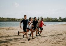 함께 달리며 소통하는 ‘러닝 크루’, 건강과 일상의 변화를 이끈다 men and women running on sea shore
