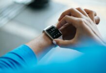 디지털 헬스케어의 진화, 스마트폰 하나로 건강 챙기기! person clicking Apple Watch smartwatch
