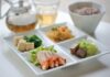 건강한 삶을 위한 필수 가이드! 실생활에서 쉽게 시작하는 단백질 식단 A white plate topped with different types of food