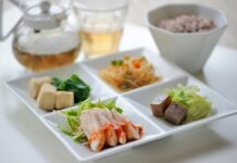 건강한 삶을 위한 필수 가이드! 실생활에서 쉽게 시작하는 단백질 식단 A white plate topped with different types of food